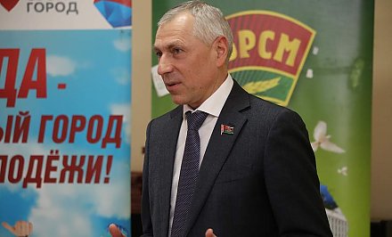 Заместитель Председателя Палаты представителей Национального собрания Республики Беларусь Валерий Мицкевич посетил с рабочим визитом Лиду: принял участие в заседании Лидского райисполкома, провел личный прием граждан и встретился с молодежью