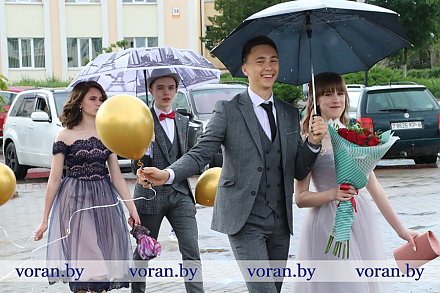 Равнение на выпускников! В Вороново состоялся районный выпускной бал (+фото с выпускных в школах района)