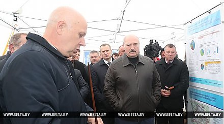 О местных дорогах, технике и мясопереработке: подробности поездки Лукашенко в Слуцкий район