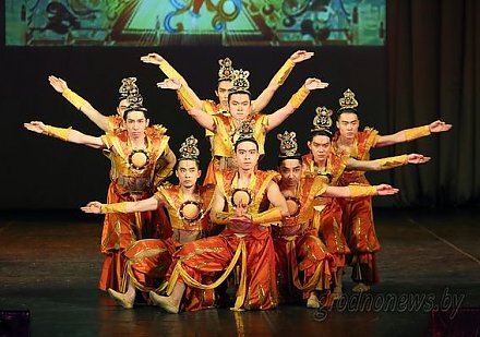 Государственный театр песни и танца провинции Ганьсу выступил в Гродно (дополнено)