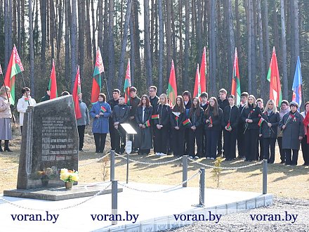 Боль и память поколений. В деревне Пасека-Дворчаны прошел митинг-реквием, приуроченный ко Дню памяти жертв Хатынской трагедии