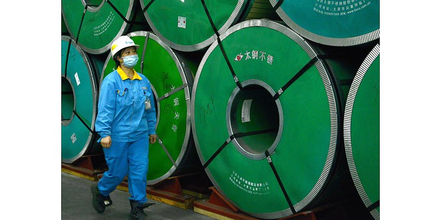 В Шанхае возобновляют производство, ради этого сотрудники некоторых фабрик будут жить на работе