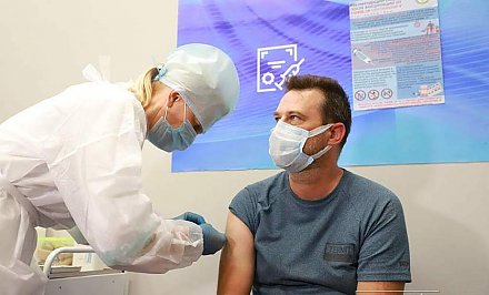 На вакцинацию без визы. 13 иностранных граждан получили первую прививку против COVID-19 в организациях здравоохранения области