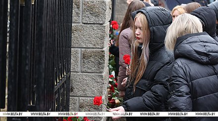 Белорусы скорбят вместе с россиянами. Что происходит у посольства в Минске на следующий день после теракта в Подмосковье