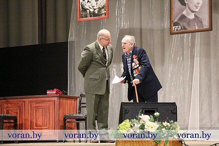 “Белы ліст”. Спектакль пад такой назвай прэзентаваў жыхарам Воранава Слонімскі драматычны тэатр.