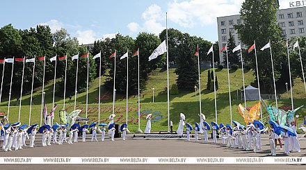 Флаг "Славянского базара" подняли возле Летнего амфитеатра