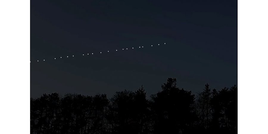 НЛО над Беларусью? Что за цепочка светящихся огней пролетает в небе – рассказываем