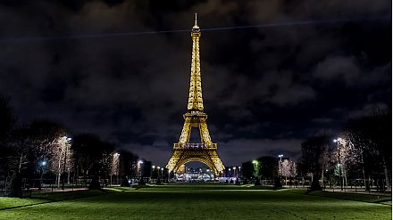 Все больше французских городов объявляют, что в этом году в праздничные дни иллюминации будет меньше.
