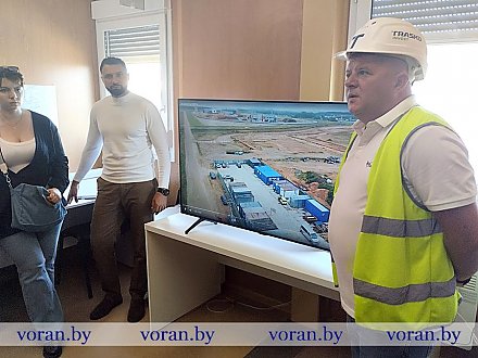В Свислочском районе продолжается реализация инвестпроекта по строительству логистического терминала ООО "Юнионвэй". Участники пресс-тура узнали ожидаемые перспективы от внедрения идеи