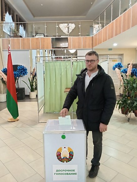 Первый заместитель председателя Вороновского райисполкома Александр Ясинский выразил свою гражданскую позицию в ходе досрочного голосования