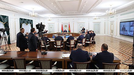 Александр Лукашенко распорядился отправлять в армию всех, кто "не умеет" работать на уборочной