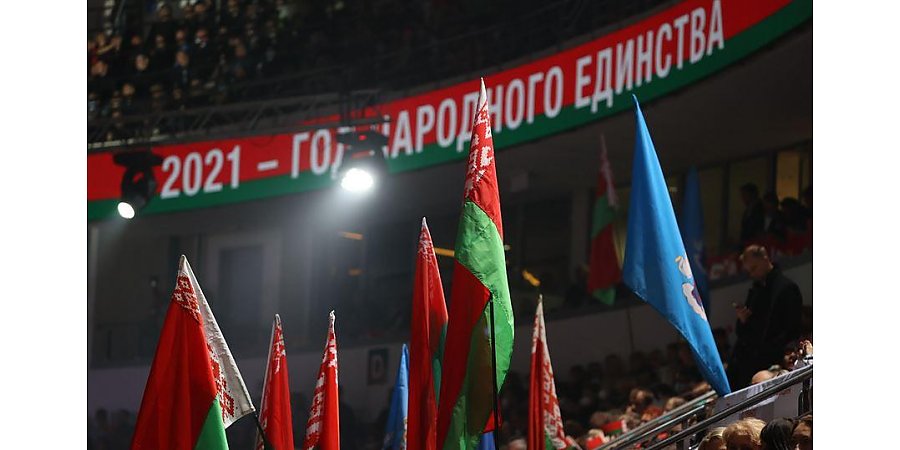 Символ единства. Александр Лукашенко вместе с тысячами белорусов принимает участие в патриотическом форуме