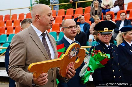 Юрий Караев поздравил школьников Большой Берестовицы с началом учебного года
