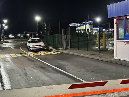 Автотранспорт на ПП «Бенякони» начали запускать  за 30 минут до открытия, которое ожидается в час ночи по минскому времени