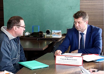 Прием граждан в Берестовицком районе провел помощник Президента — главный инспектор по Гродненской области Сергей Ровнейко