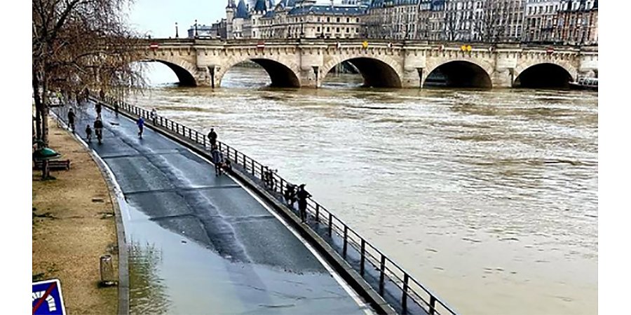 Сена разлилась и затопила набережные в центре Парижа