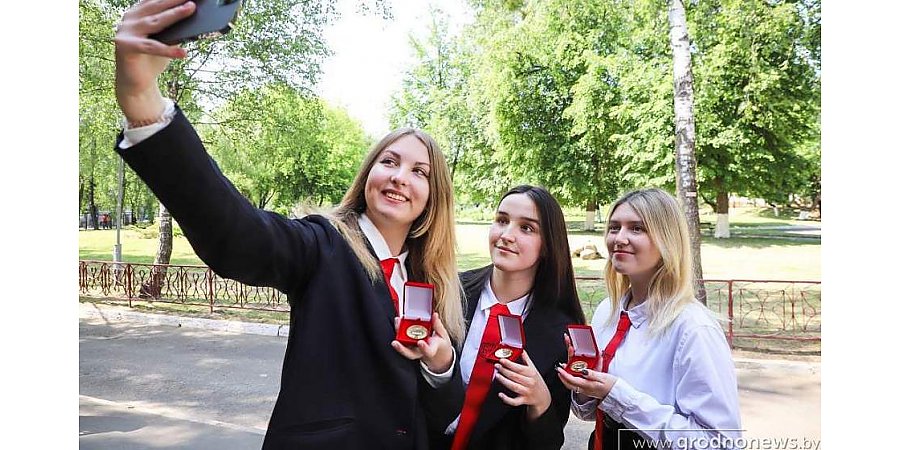 Сколько выпускников на Гродненщине получат золотую медаль и в каких районах области больше всего медалистов