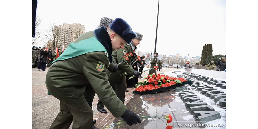 Гродненские пограничники торжественно передали «Эстафету Победы» Лидскому пограничному отряду