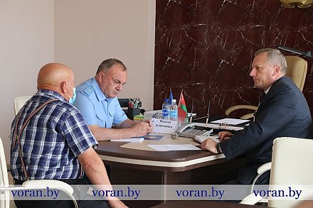 В Вороново прием граждан и прямую телефонную линию провели председатель Комитета госконтроля Гродненской области и прокурор области 