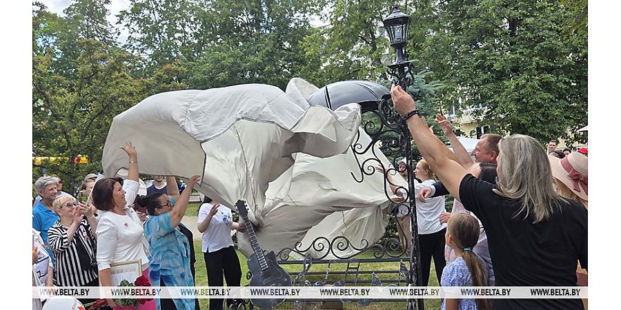 Дань памяти песняру. На бульваре Мулявина в Минске появился новый музыкальный арт-объект