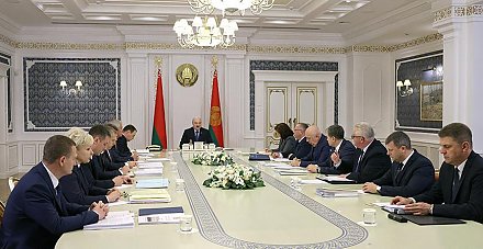 Поддержка многодетных, пенсионная система и строительство жилья. Александр Лукашенко собрал совещание с руководством Совмина