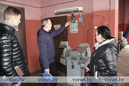 Сегодня в Вороновском районе мониторинг охраны труда предприятий и организаций провела рейдовая группа технической инспекции труда Федерации профсоюзов Беларуси 