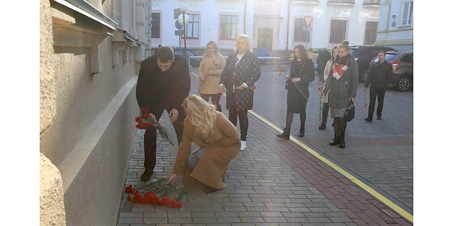 «Это горе не одной белорусской семьи, а всего народа». В Гродно возлагают цветы и ставят лампады к зданию Комитета госбезопасности