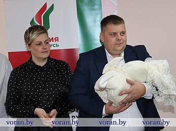 Счастье в кружевном конверте. Новорожденную Марию Неверо из Жирмун теперь оберегает «бацькава кашуля»