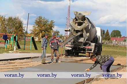 На стадионе Радунской средней школы строится универсальная спортивная травмобезопасная площадка с современным искусственным покрытием