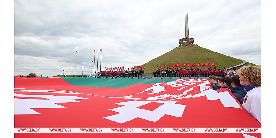 На "Кургане Славы" в честь государственных символов развернули полотнище флага длиной 36 м