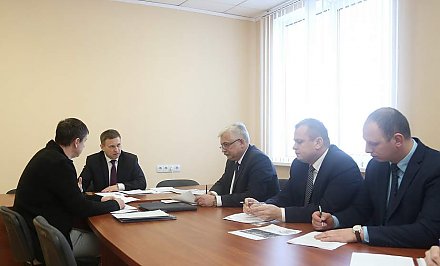 Иван Лавринович: «Местной власти важно следить за тем, чтобы вопросы решались комплексно». Помощник Президента Республики Беларусь – инспектор по Гродненской области Иван Лавринович провел прием для работников Белорусской атомной электростанции