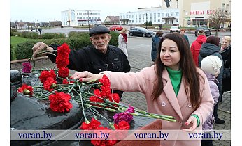В годовщину Великой Октябрьской революции в Вороново возложили цветы к памятнику В.И. Ленина