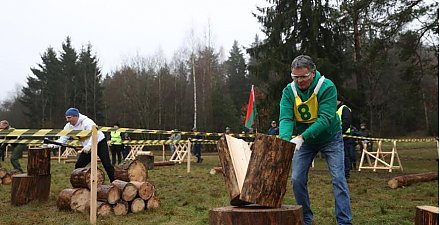 Уникальное событие. Репортаж с первого в мире чемпионата по рубке дров среди журналистов