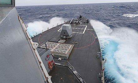 Российские корабли открыли предупредительную стрельбу по курсу британского эсминца