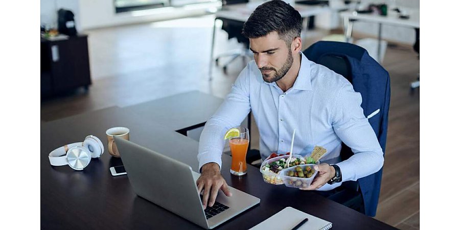 Можно ли обедать на рабочем месте? Отвечает юрист