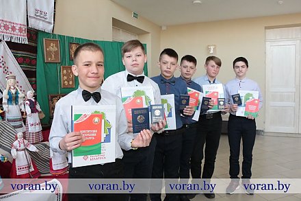 В торжественной обстановке школьникам Вороновского района вручили паспорта
