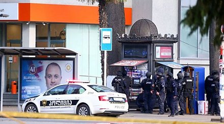 Все 43 заложника в Грузии освобождены, поиск захватчика банка продолжается