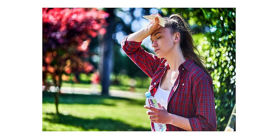 Обильное питье и больше фруктов. Врач-эндокринолог рассказала, что поможет справиться с жарой