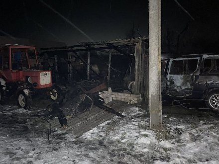 В Вороновском районе сгорел гараж и автомобиль