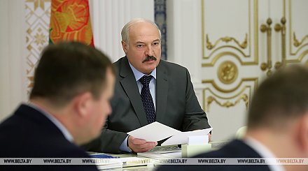 Готовы к разному развитию событий. Чем закончилось совещание у Лукашенко накануне встречи с Путиным?
