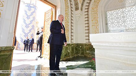 Александр Лукашенко в Самарканде посетил мавзолей первого Президента Узбекистана Ислама Каримова