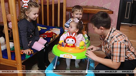 В Беларуси почти 87 тыс. многодетных семей открыли счета по программе семейного капитала