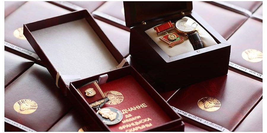 Роман Головченко вручает государственные награды представителям различных сфер