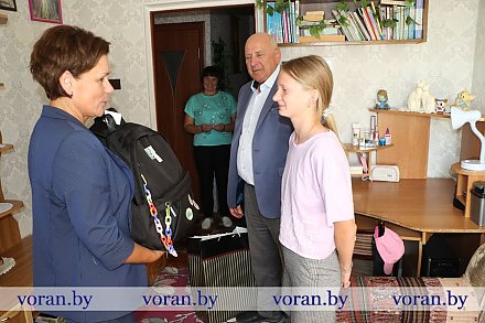 Депутаты Вороновского района помогают семьям собрать детей в школу