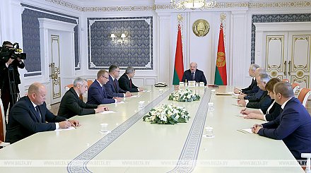 "Вы, как всегда, заступаете на передовую" - Александр Лукашенко обновил местную вертикаль власти