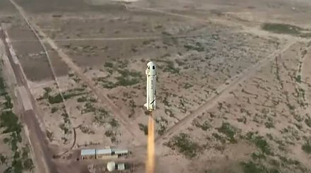 В США космический корабль совершил первый полет с пассажирами на борту