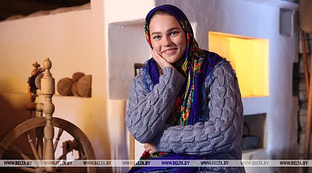 "Аня, покажи бабку!" 24-летняя белоруска с Ивьевщины в образе бойкой старушки стала звездой соцсетей