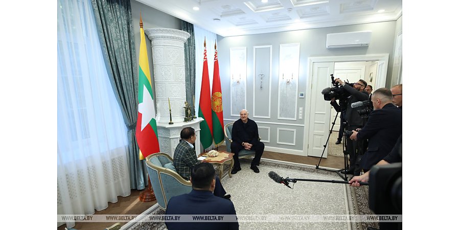 Президенты Беларуси и Мьянмы проводят встречу в неформальной обстановке