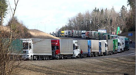 Около 1,5 тысячи грузовиков ожидает выезда из Беларуси