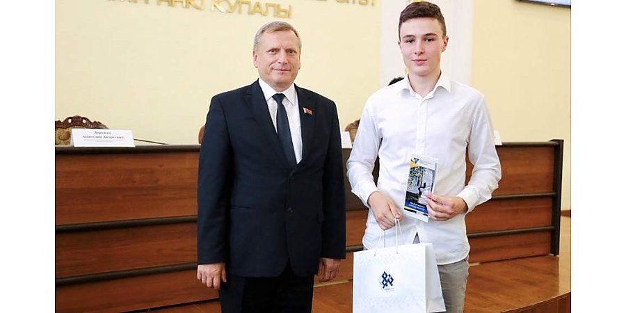 Награда за старания. В ГрГУ имени Янки Купалы абитуриентам-стобалльникам вручили сертификаты о прохождении ЦТ